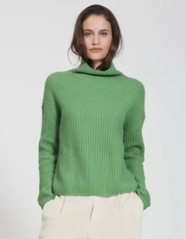 0039 ITALY LONA Turtleneck Sweater in Green 