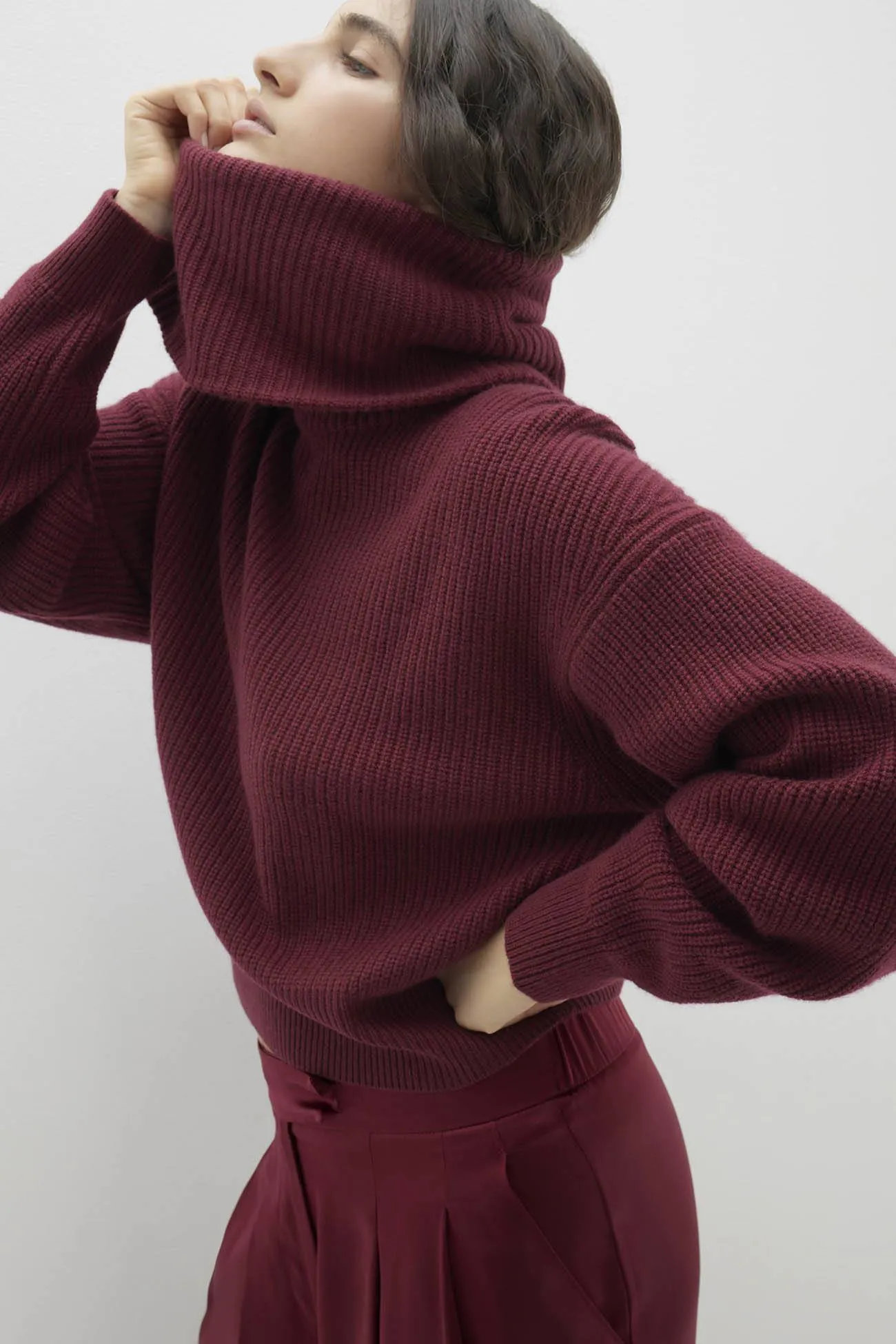 ALAYAH CASHMERE TURTLENECK SWEATER