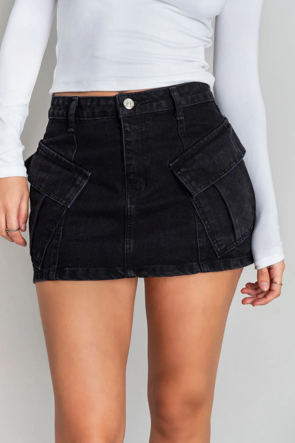 Falda corta de denim con bolsillos cargo