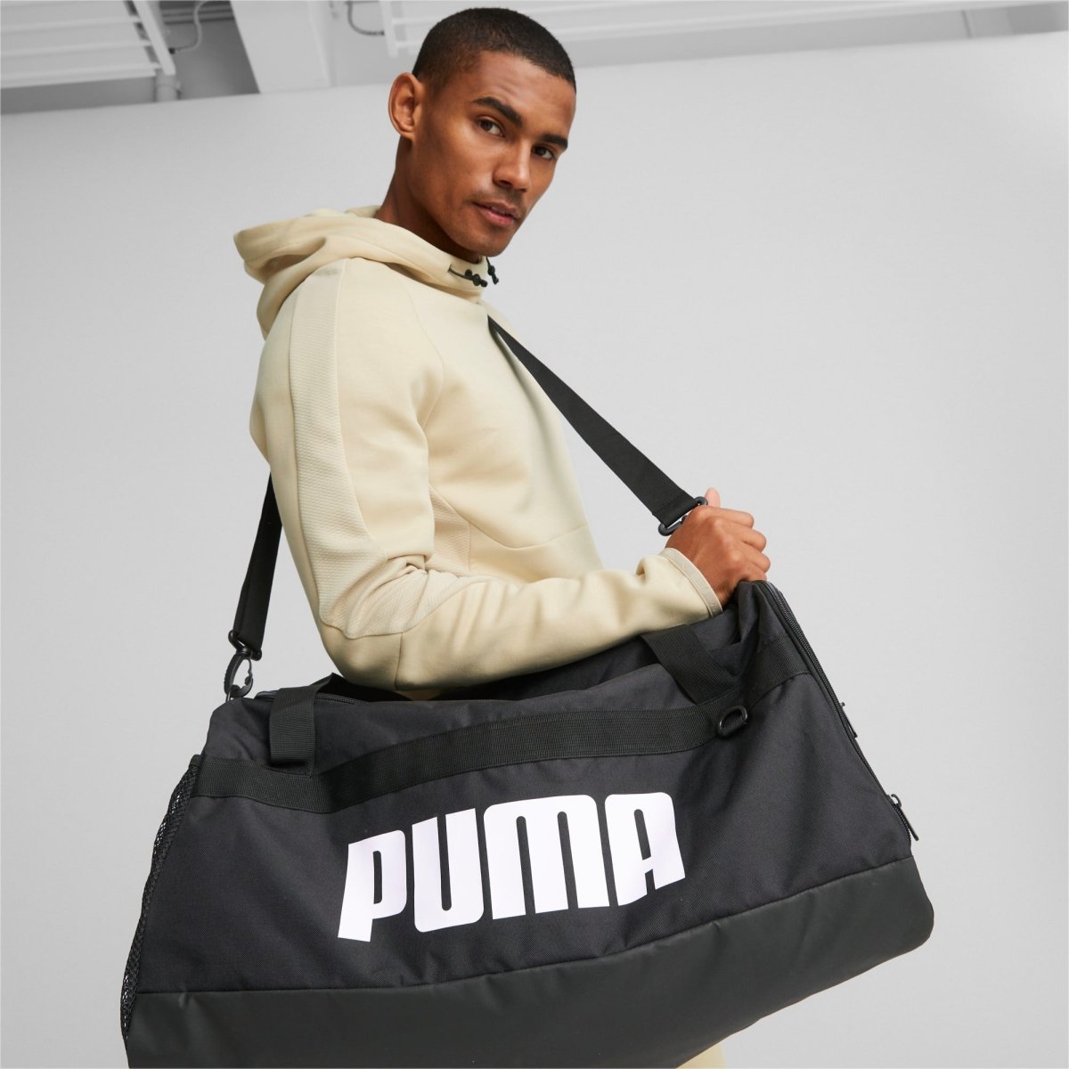 PUMA CHALLENGER BLACK DUFFEL BAG (MEDIUM)